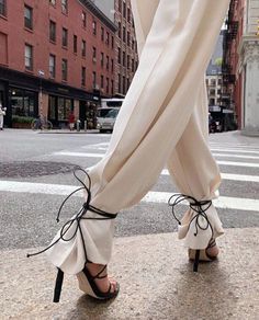 Baggy Pants, Mode Inspo, 인물 사진, Mode Inspiration, White Pants, Look Fashion, Classy Outfits, Fashion Inspo Outfits, Trendy Outfits