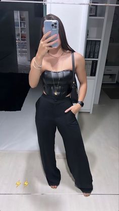 Leather Top Outfit Ideas, All Black Outfit For Party Night, Outfits Festa, Ootd Party, Night Ootd, Outfit Elegantes, Ny Outfits, Fiesta Outfit, Verde Lima