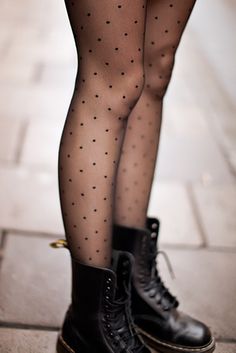 como não amar essa combinação? meia-calça petite poá + coturno Stockings With Boots, Socks With Boots, Styl Grunge, Moda Grunge, Polka Dot Tights, Grunge Accessories, 일본 패션, Hot Lingerie