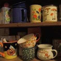 many mugs are sitting on the shelf together