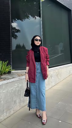 Outfit Ke Kantor, Ootd Rok Jeans Hijab, Feminine Hijabi, Day6 Concert, Casual Outfits Hijab, Korean Style Hijab, Outfit Outer, Outfit Ngampus, Maroon Outfit