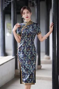 Beth and Brian Qipao -TL Spring and summer collection, floral pattern midi Qipao Green Qipao, Black Cheongsam, Qipao Pattern, Qipao Wedding, Red Qipao, Modern Qipao, Chinese Cheongsam, Tang Suit, Qipao Dress