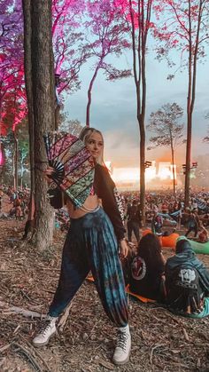 Modest Rave Outfits Edm, Lost Lands Festival Outfit, Boho Rave Outfit, Rave Outfits Modest, Hippie Rave Outfits, Modest Rave Outfits, Rave Inspo Outfits, Rainbow Rave Outfit, Casual Festival Outfit