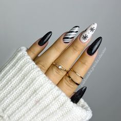 43 Of The Best Winter Nail Designs and Winter Nails of 2023 You Will Absolutely Love Nails Of 2023, Emerald Green Nail Polish, Sweater Nails, Goth Nails, Winter Nail Designs, Winter Nail, Dipped Nails