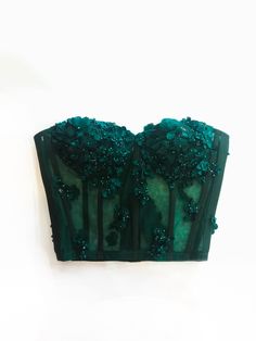 Bustier de flores 3d: Un toque único para destacar en cualquier evento especialUn bustier es la prenda perfecta cuando buscas algo especial para una ocasión importante. Nuestra colección de bustiers ha sido diseñada pensando en quienes desean brillar y destacar en cualquier evento. Cada uno de nuestros bustiers está pensado para adaptarse a tus gustos y necesidades. Con una gran variedad de estilos que incluyen estampados de estrellas, flores, mariposas. También opciones lisas para quienes prefieren un estilo más clásico y refinado. Todos nuestros bustiers son personalizables para garantizar que se ajusten perfectamente a tu estilo y personalidad.Un ajuste perfecto y cómodo para todas las figurasCada bustier de nuestra colección está diseñado para ajustarse perfectamente a tu cuerpo. Si bu Party Overbust Sheer Bodice, Sheer Overbust Bodice For Parties, Elegant Green Strapless Corset, Strapless Green Corset, Green Strapless Corset With Boned Bodice, Strapless Sheer Bodice Party Corset, Green Fitted Bodice Corset For Party, Strapless Corset With Sheer Bodice For Parties, Strapless Embellished Wedding Corset