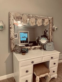 French country, western, girly, fall, vanity Western Glam Room Decor, Western Makeup Room, Western Girly Decor, Simple Western Decor, Cowgirl Vanity, Western Mirror Ideas