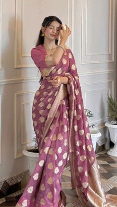 Outfits For Farewell, Silk Saree Aesthetic, Sari Dress Design, Saare Poses Aesthetic, Silk Saree Outfit, Sarees Aesthetic, Saare Aesthetic, Indian Aesthetic Outfit, Designer Dresses Indian Style