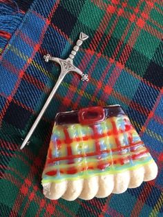 A no bake biscuit treat which is ideal for any Scottish celebration be it Hogmanay, Burns Night or St Andrews Day. Decorate petticoat tails shortbread with wrirting icing to design your very own clan tartan on these Shortbread Kilts. Burns Night Activities, Shortbread Scottish, Burns Night Crafts, St Andrews Day, Thistle Scotland, Activity Ideas For Kids, Cow Craft