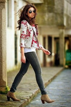 Uggs Christmas, Outfit 2020, Studded Ankle Boots, Black Shoes Heels, Floral Blazer, Floral Jacket, Floral Outfit