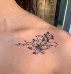 Tatuaż lilia – znaczenie, historia, 55 zdjęć Basic Tattoos, Small Shoulder Tattoos, Bone Tattoos, Small Pretty Tattoos, Flower Tattoo Shoulder, Tatuaje A Color, Shoulder Tattoos For Women