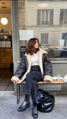 Fall Outfits 2023 Europe, Bravocon Outfit Ideas, Cold Weather 90s Outfits, Campus Winter Outfits, Cozy Outfit For Work, England Fashion Winter, Relaxed Minimalist Style, Winter Campus Outfit, Winter Booties Outfit