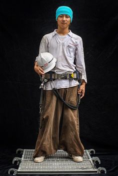 【Photos】建築職人—ニッカポッカの男たち | nippon.com Nikkapokka Pants, Japanese Construction, Retro Future Fashion, Richard Avedon Photography, Mechanic Clothes, Construction Outfit, Japanese Workwear, Tobi Pants, After Earth