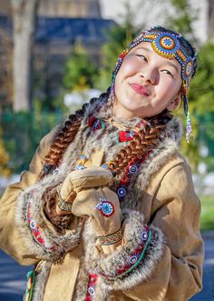 Inuit People, North Asia, Costumes Around The World, Beauty People, Unique Faces, Illustration Fashion Design, Traditional Fashion, Folk Costume, People Of The World