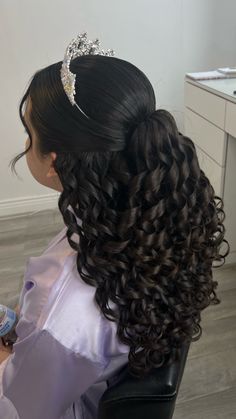 Peinado elegante de quinceañera Hair Ideas For Quinceanera Damas, Quince Hairstyles For Curly Hair, Quinceanera Hairstyles Curly Hair, Hair Quince, Quince Hairstyles Curly Hair, Quince Hairstyles With Crown Bun, Hairstyles For Sweet 16, Quinceañera Hair, 15 Hairstyles