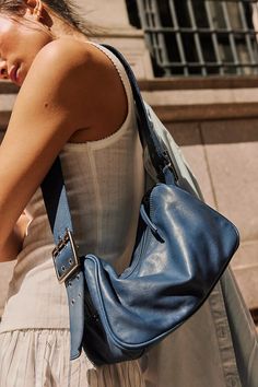 Leather Bag Accessories, Cool Shoulder Bags, Blue Shoulder Bag Outfit, Leather Crossbody Bag Outfit, Blue Bag Outfit, Wedding Guest Bag, 3 In 1 Bag, Shoulder Bag Outfit, Purse Outfit