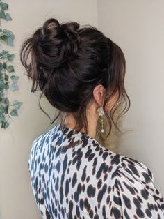 Textured high bun for modern updo High Updo Bun, Fairy Bun Hairstyles, Loose High Updo, High Bun Up Do, Classy High Bun, Lose High Bun Hairstyles, High Updo Front View, Curled Bun, High Bun Prom Hair