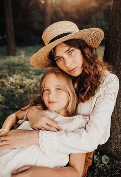 Mother Daughter Photography Poses, Mom Daughter Photography, Mom Daughter Photos, Boho Shoot, Mommy Daughter Photoshoot, Mother Daughter Poses, Mommy Daughter Pictures, Daughter Photo Ideas, Mommy Daughter Photos