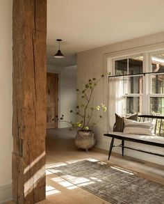 Entryway Inspiration - Farmhouse Living - Amber Interiors Rustic Retreat, Room Deco, Modern Cottage, Amber Interiors, Decor Minimalist, A Living Room, House Inspo, Dream Home Design, House Inspiration