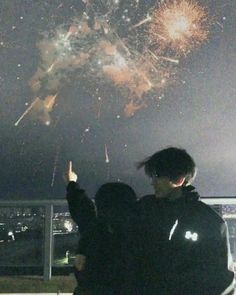 #coupleportrait #lovecore   #fireworks #aesthetic Raining Sound, Study Together, Study With Me, Fotografi Vintage, 사진 촬영 포즈, Couples Vibe, My Kind Of Love, Ulzzang Couple, Romantic Things