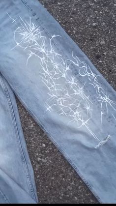 Writing On Pants, Cool Jeans Design, Bleach Jeans Diy Denim, Bleached Trousers, Bleached Jeans Design, Painted Baggy Jeans, Drawing On Jeans, Jean Upcycle