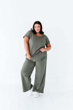 Features Matching short sleeve top with pants set Short sleeve top with round neck and cuffed sleeves Flare style lounge pants with side pockets Elastic waist with functional drawstring Solid olive color 100% Cotton Size + Fit XS 00-2, Small 2-6, Medium 8-10, Large 12-14, X-Large 14-16, 2X 16-20, 3X 20-24, 4X 24-28 Kristin is 5'4", a size 1 and is wearing a Small Jaycie is 5'6" a size 18 and is wearing a 2X Runs true to size Waist measurements are taken while laying flat and doubled. Click here Solid Relaxed Fit T-shirt For Loungewear, Relaxed Fit Mid-rise Loungewear Bottoms, Half-zip Loungewear Tops With Pockets, Loungewear Two-piece Set With Short Sleeves, Short Sleeve T-shirt With Pockets For Loungewear, Curvy Swim, Style Lounge, Blowout Sale, Olive Color