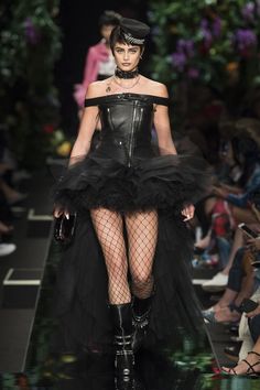 Moschino | Ready-to-Wear - Spring 2018 | Look 5 Mode Harajuku, Haute Fashion, Taylor Hill, Fashion Aesthetics, Mood Board Fashion, Runway Models