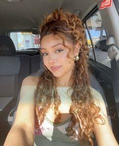 Gala Hairstyle Curly Hair, Prom Hair Bangs, Vintage Long Hairstyles, Vintage Curly Hairstyles, Κούρεμα Bob, Dyed Curly Hair, Blonde Curly Hair, Cute Curly Hairstyles, Hoco Hairstyles