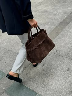 Le Cambon 35 Deep Brown Suede – Manu Atelier Suede Bag Outfit, Fall Bags, Suede Bag, Bags Aesthetic, Bag Trends, Mode Inspo, Brown Bags, Mini Tote