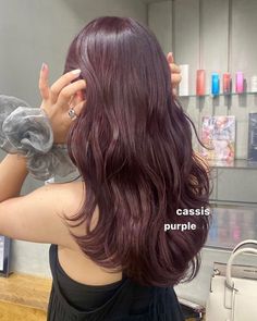 Peekaboo On Curly Hair, Korean Purple Hair, Purplish Brown Hair, Natural Hair Dye Ideas Brunettes, Subtle Hair Dye, Lavender Brown Hair, Call Hair Color Ideas, Purple Tinted Hair, Dark Colored Hair