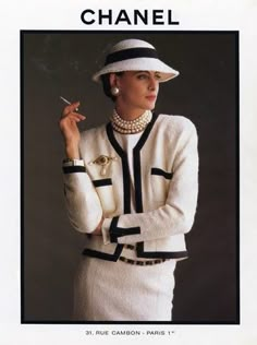 Coco Chanel Style, Chanel Ad, Chanel Cardigan, Moda Chanel, Chanel Suit, Mode Tips, Mode Chanel, Chanel Jacket