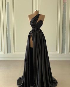 Glamouröse Outfits, One Shoulder Prom Dress, Prom Dresses Long Mermaid, Classy Prom Dresses, Flowers Blooming, Glamour Dress, Prom Dress Inspiration, Pretty Prom Dresses, Fairytale Dress