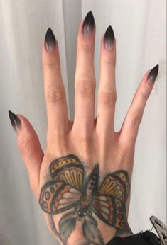 Morticia Addams Inspired Nails, Short Sharp Black Nails, Moody Nails Grunge, Goth Nails Simple, Silly Nails, Black Ombre Nails, Stilleto Nails Designs, Stiletto Nails Short