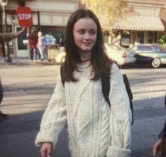 Rory Gilmore Iconic Outfits, Rory Gilmore Style, Gilmore Girls Outfits, Aelfric Eden, Alexis Bledel, Vintage Pullovers, Stars Hollow, Chuck Norris, Rory Gilmore