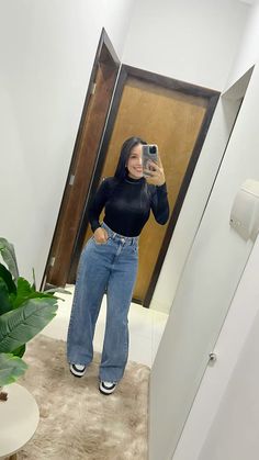 Outfits Con Jeans Y Tenis, Black Wide Leg Jeans, Christian Church Outfit, Black Jeans Outfit, Uni Outfits, Looks Party, Classy Photography, 1990's Fashion