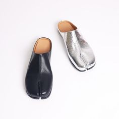 Classic Split Toe Design , Cow Leather Mules Make Them a Perfect Staple All Year Round. Color: Black/SilverMaterial: Cow LeatherLining: Cow LeatherInsole: Cow LeatherSole: RubberHeels: 1.5 cm/0.59"Weight: 0.23kg Each Shoes (measured size 8)Fit: Medium to Wide, Runs Normal.Origin: Made in China Production Time: About 5-7 days (Any exceptional case will email you, Please pay attention to your email left) Shipping Time: Free Shipping To most locations, delivery time is approximately 5-15 days; We h Western Shoes, Black Mules, Black Leather Mules, Modern Shoes, Flat Slipper, Womens Mules, Leather Slippers, Loafer Mules, Pumps Flat