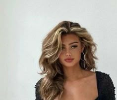 Front Highlights Brown Hair Curly, Medium Bouncy Hair, Caramel Shag Hair, 90s Red Carpet Hair, Fancy Event Hairstyles, Hair Trends Spring 2023, Big Hair Aesthetic, Big 90s Hair, Prom Hair Ideas For Medium Length Hair