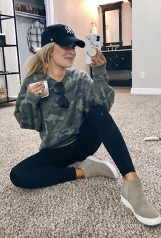 Workout Errand Outfit, Casual Leggings Outfit, Wedged Sneakers, Winter Outfits Canada, Leggings Outfit Fall, Athleisure Outfit, Look Legging, Black Tees, Camo Sweatshirt