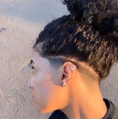 Low Taper Undercut Long Hair, Curly Hairstyles With Undercut, Line Up Haircut Women, Medium Length Curly Hair With Undercut, Low Undercut Long Hair, Undercut On Curly Hair, Low Undercut Hairstyles Women, Low Undercut Women, Small Undercut Women