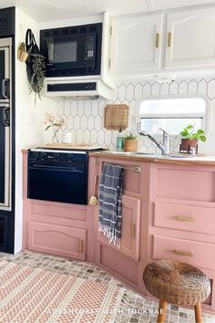 21 Colorful RV Renovations & RV Remodel Ideas Camper Kitchen Remodel, Rv Remodel Ideas, Vintage Renovation, Paint Hardware, Simple Paint, Camper Kitchen, Rv Homes