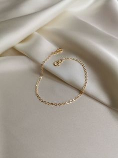 Gold chain bracelet, 14K gold filled, Dainty chain bracelet, Elegant, Minimal gold bracelet, Fine gold bracelet, Skinny bracelet A very beautiful and dainty bracelet 14k gold filled. The perfect every day bracelet! Minimal and elegant you can wear it alone or with other bracelets. Materials 14K gold filled cable chain Gold fill offers all the same physical characteristics as solid gold such as beauty, durability, tarnish resistance and strength but at a fraction of a cost. People with sensitive Bracelets Gold Simple For Women, Minimal Gold Bracelet, Gold Jewelry Prom, Delicate Gold Bracelet, Jewelry Necklace Simple, Minimal Bracelet, Korean Accessories, Minimal Gold