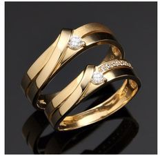 two gold wedding rings with diamonds on each one and the words pesan cincin sesiai kelingamamu