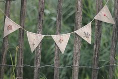 borduurwerk, bloemen, vlaggetjes Embroidered Bunting Banner, Embroidery Garland, Embroidered Garland, Embroidered Bunting, Embroidered Banner, Diy Pennant Banner, Handmade Bunting, Birthday Party Accessories, Forest Birthday