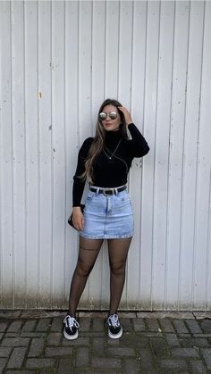 Fall Outfits For Hourglass Figures, Casual Bar Outfits Fall, Fall Denim Dress Outfit, Comedy Show Outfit Night Fall, Alternative Mom Style, Look Casual Verano, 30s Outfits For Women, Classy Alternative Outfits, What To Wear To A Comedy Show Outfit