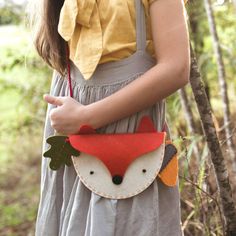 DIY Woodlands Fox My Felt Bag by Petit Collage Make your very own stylish crossbody fox bag with matching acorn zipper purse in this fun and easy craft activity. Includes all the materials you will need, and an illustrated easy-to-follow instruction guide. No glue required! Designed for ages 6+ High quality pre-punched felt, embroidery thread, buttons, Velcro Child safe needle Presented in a custom printed reusable storage tin with clasp closure and cotton carry handle Diy Woodland, Fox Bag, Felt Fox, Collage Diy, Puzzle Crafts, Diy Bags Purses, Zipper Purse, Felt Embroidery, Craft Activity