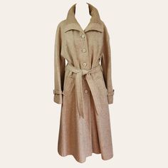 This stunning classic vintage womens long coat from the 1960s-70s era is crafted from high-quality beige pure wool fabric and features a lining of soft dusky pink polyester. The knitted collar brings a unique touch to the coat's sophisticated and stylish design, making it an ideal piece for any retro vintage enthusiast's winter collection or a fashion-forward trendsetter's wardrobe.   DRY CLEANED since acquired by HRV.   -  Fully Lined -  Tweed Wool -  Strap & Buckle Detail on Cuff -  Welt Pocke Womens Long Coat, Beige Wool Coat, Wool Long Coat, Knitted Collar, Rolled Collar, Long Coat Women, Long Wool Coat, Retro Mode, Brand Label