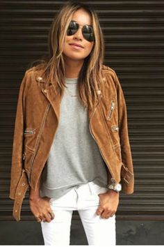 Mode Tips, Stylish Fall Outfits, Suede Fashion, Mode Casual, Outfit Trends, Women Sneakers, Brown Leather Jacket, Brown Jacket