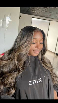 Blonde Highlights On Black Women, Highlights On Black Women, Brown Hair Inspiration, Brown Skin Girl, Highlight Ideas, Rambut Brunette, Hair Highlight, Honey Brown Hair