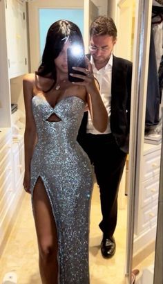 Mirrior Selfies, Silver Homecoming Dresses, Long Formal Dresses, Classy Fits, Hot Style, Looks Party, Prom Dress Inspiration, Couture Candy, Ball Gowns Evening