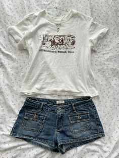 Outfit inspo, inspiration, fitspo, aesthetic,2000s, summer, cute, summer outfit, fashion, cowboy tee School Fit Ideas Summer, Overall Fits Summer, Summer Outfits Aesthetic 2024, Summer 2000s Outfits, 2000 Summer Outfits, Summer 2000 Outfits, 90’s Summer Outfits, Summer Outfits 2000s Style, Dream Clothes Summer