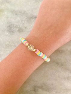 Clay Preppy Bracelets, Heishi Bracelet Ideas Preppy, Cute Summer Clay Bead Bracelets, Beads Ideas Jewelry, Preppy Clay Bead Bracelets Ideas, Clay Bead Inspo, Preppy Bracelet Ideas, Preppy Clay Bead Bracelets, Trendy Diy Jewelry